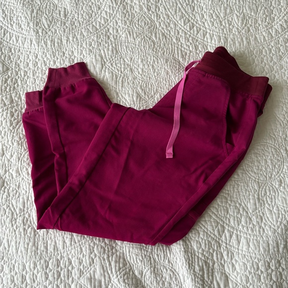 Women’s Figs Magenta scrub set - Picture 2 of 6